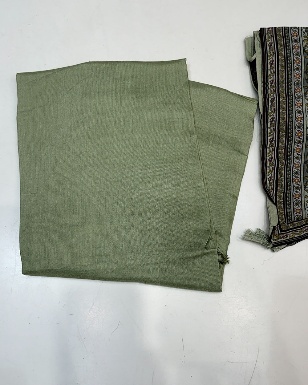 Mul Cotton Suit with French Knot Neck Work (12625484)